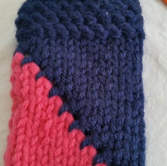 Kate Spade hand knit cellphone case "hand in hand" - Picture 4 of 13